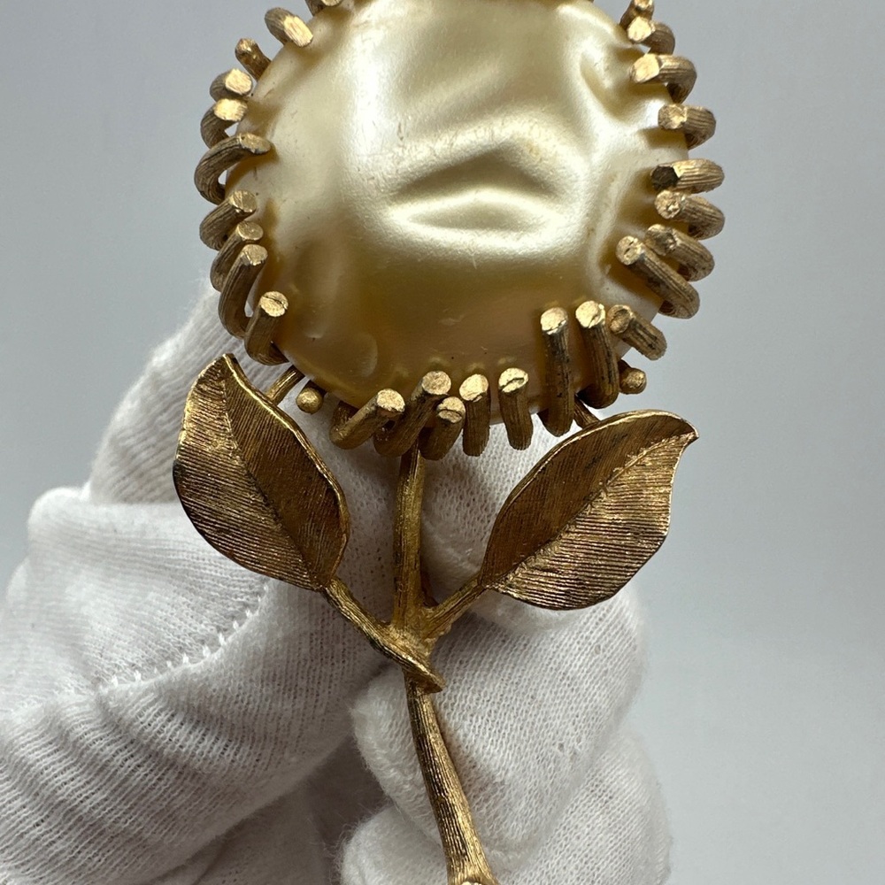 Vintage SARAH‎ COVENTRY 1960s Gold Tone Flower Pin Pearl Elegance #496